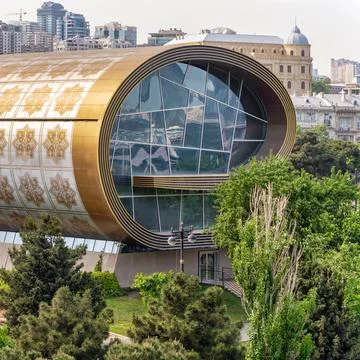 Explore the Unique Architectural Design of the Carpet Museum in Baku, Azerbaijan Foto stock