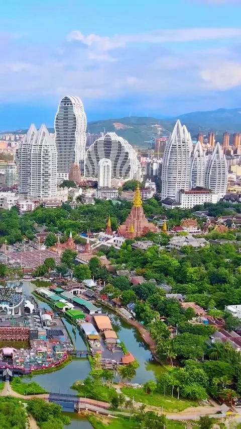 Explore the unique architecture of Xishuangbanna from above Vídeos de archivo 335073588