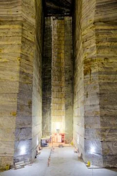 Explore the unique wood elevator shaft inside the historic salt mine of Slanic Foto stock