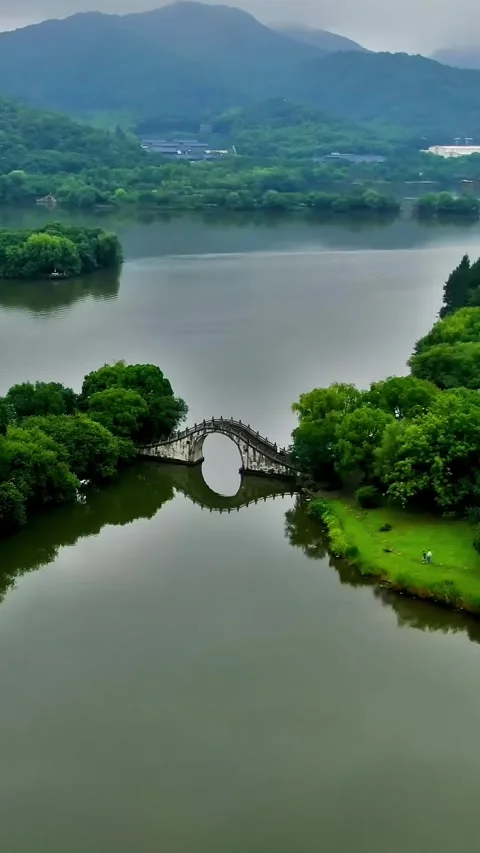 Explore the view of Xianghu Lake and its bridge in Hangzhou, China Vídeos de archivo 335073536