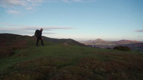An explorer arriving at a hill summit overlooking Church Stretton 스톡 동영상 265026089