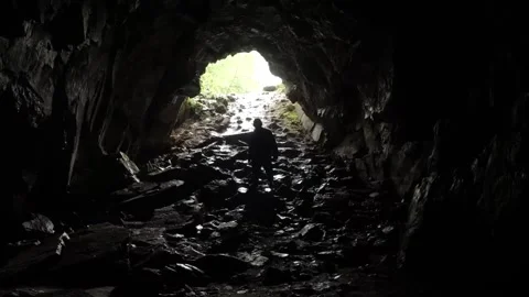 Explorer Descending Rope into Dark Cave Tunnel Adventure Vidéo 334562996