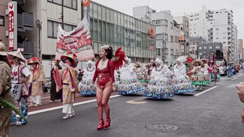 Explorer with Leaf and Red Bodysuit Dancer, G.R.E.S. Estrangeiros Parade Video stock 346929956