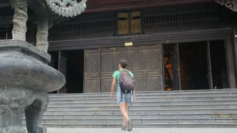 Explorer, navigating the enigmatic Southeast Asian temples Vídeos de archivo 248513887