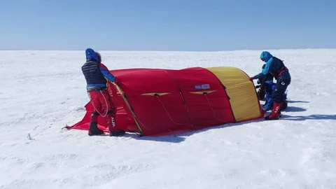 Explorers setting up extreme weather conditions tent in Greenland Inlandis. 스톡 동영상 129510778
