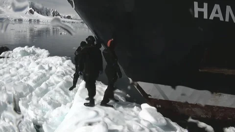 Explorers Venturing Onto Ice From Ship in Antarctica 库存影片 321062631