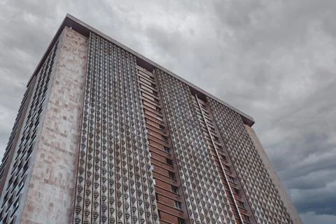 Exploring Abstract Architectural Design Featuring Dramatic Clouds and Striking Stockfoto's