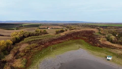 Exploring agricultural landscapes from above using drone technology Video stock 321545257