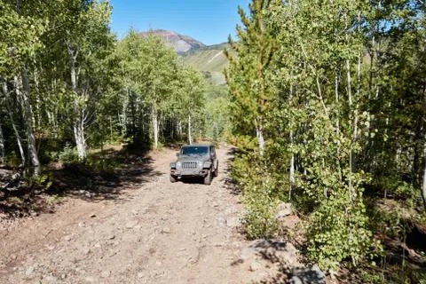 Exploring the alpine wilderness in a 4WD Foto stock
