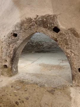Exploring Ancient Architecture Stunning Stone Archway Found Within a Mysterious Foto stock