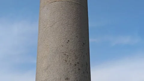 Exploring ancient roman column details in a sunny day Vidéo 315360748