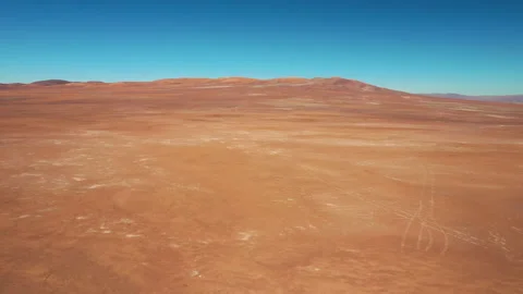 Exploring Atacama Desert vast dry extensions in the driest area of this amazi Vídeos de archivo 149358448