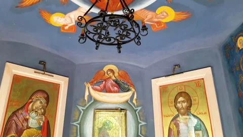 Exploring beautiful religious artwork in a serene chapel setting 库存影片 301740513