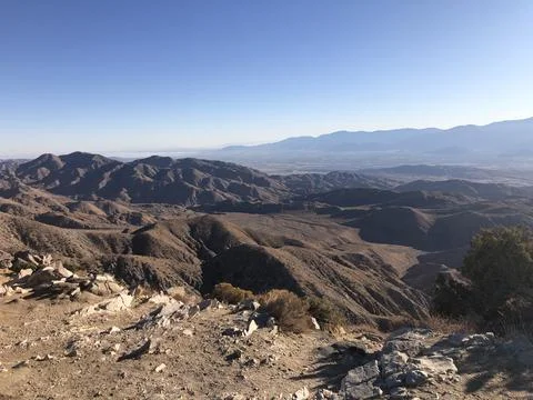Exploring the Breathtaking Mountain Landscape at Sunset in a Serene Valley Stock-Fotos