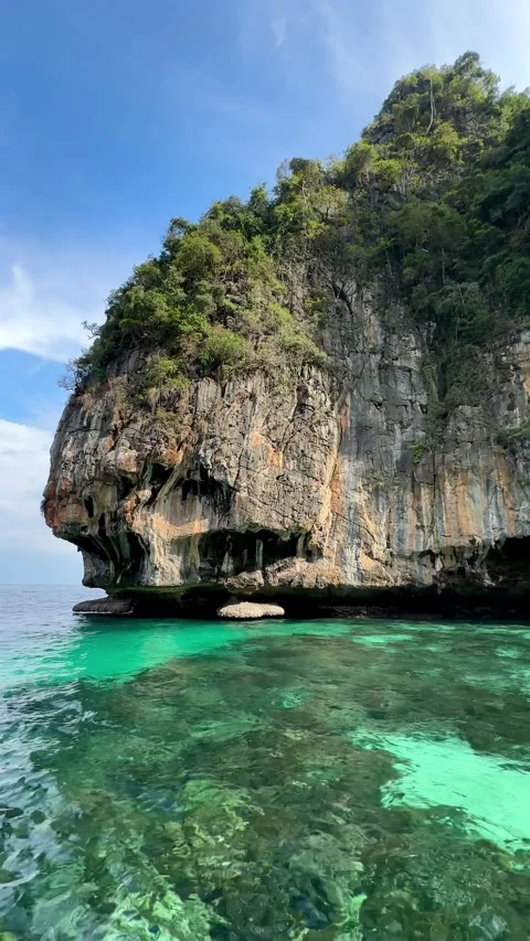 Exploring the breathtaking turquoise waters around limestone cliffs in a Stock-Footage 302263849