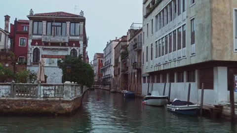 Exploring the canals of venice by boat Vídeo Stock 169442929