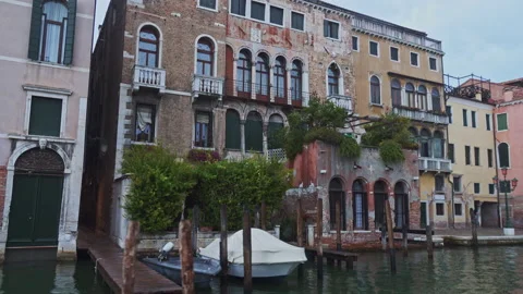 Exploring the canals of venice by boat Vídeo Stock 169444574