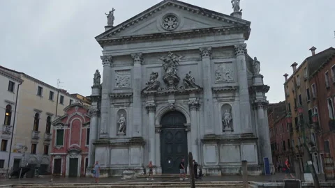 Exploring the canals of venice by boat Vídeo Stock 169445180