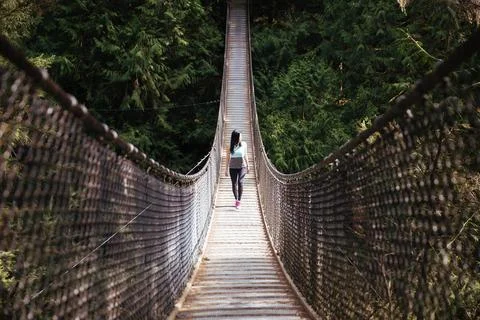 Exploring the Canopy: a Journey Through the Green Forest on a Suspension Bridge Foto stock
