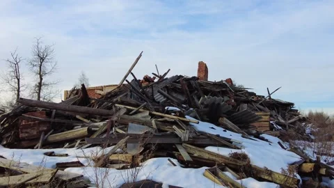 Exploring a collapsed building in a snowy landscape during the winter months in Vídeos de archivo 330492839