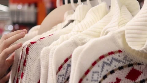 Exploring cozy winter knits while shopping at a local market Vidéo 296148140