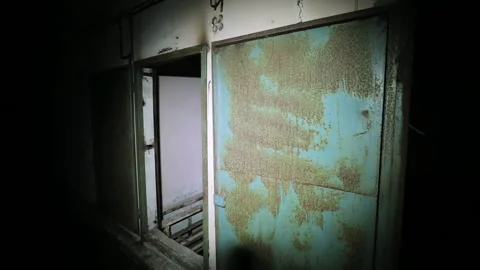 Exploring a Dark, Abandoned Chernobyl Reactor Complex - Block 5 스톡 동영상 324953674