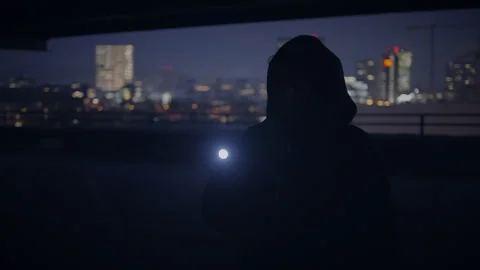 Exploring a dark urban environment with a flashlight at night, evoking 库存影片 280124173
