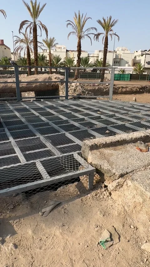 Exploring the Deep Shaft of Historic Bir Rumah Vídeo Stock 339205665