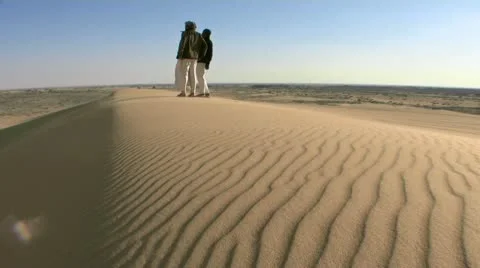 Exploring the desert Stockbeeldmateriaal 16440483