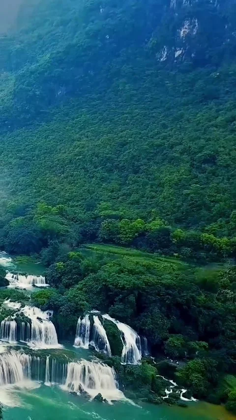 Exploring Detian Waterfall and lush vegetation in Guangxi, China Vídeos de archivo 335074872