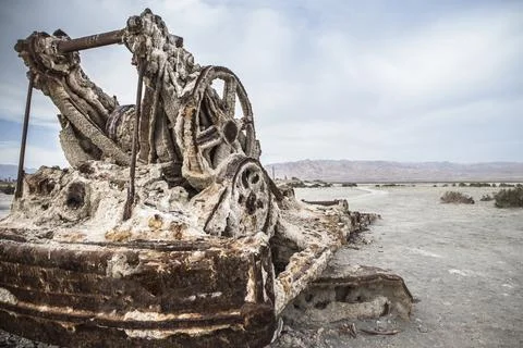 Exploring the eroding city of Bombay in Salton City, California. A crane erodes Foto stock