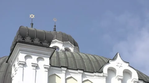 Exploring the facade and dome of the Sofia Synagogue set against the clear blue 스톡 동영상 329458235