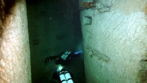 Exploring flooded caves beneath beautiful budapest Video stock 312078939