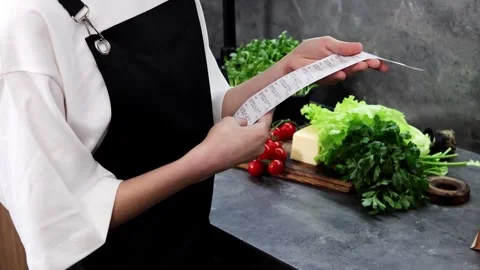 Exploring fresh ingredients and culinary creativity in a modern kitchen Vidéo 296315766