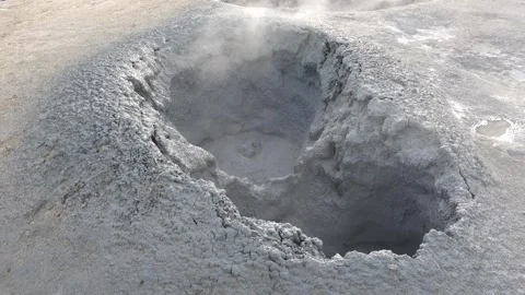 Exploring the geothermal features of Yellowstone National Park  Видео 331571445