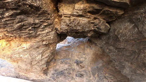 Exploring Ghars Al Sajdah Sacred Cave Inscriptions Vídeo Stock 326696484