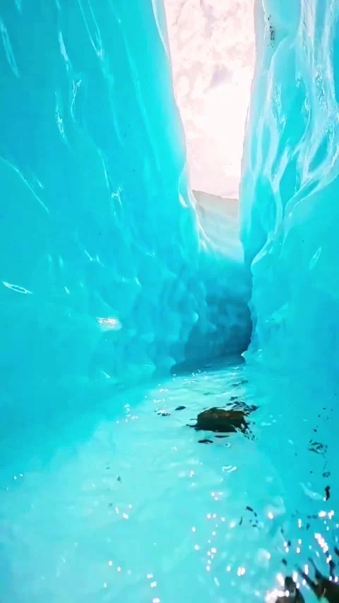 Exploring glacial ice cave a stunning natural wonder of vibrant blue ice an.. 库存影片 333955062