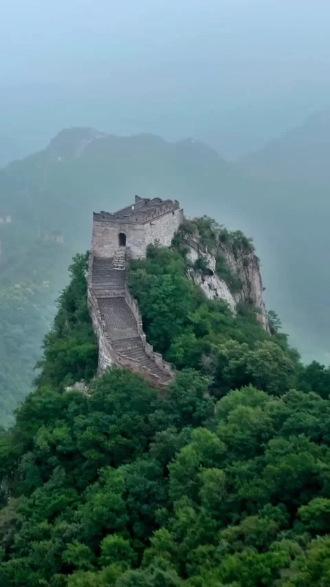 Exploring the Great Wall of China from above on a foggy day Vídeos de archivo 335075270