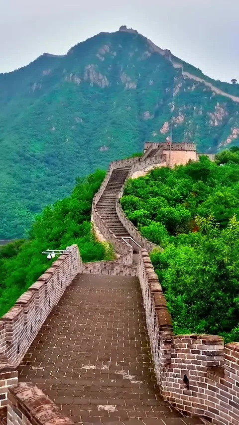 Exploring the Great Wall of China on a cloudy day in the mountains Vídeos de archivo 335072552