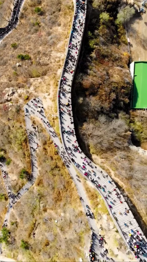 Exploring the Great Wall of China with crowds during peak tourism Vídeos de archivo 335075211