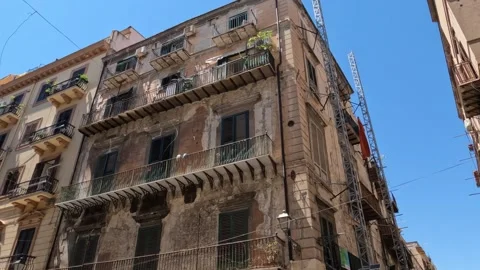 Exploring the historic architecture of Sicily's vibrant street life at midday Video stock 285592334