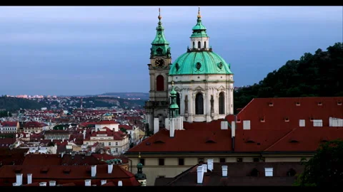 Exploring the historic skyline of Prague with stunning rooftops and Baroque 库存影片 283795673