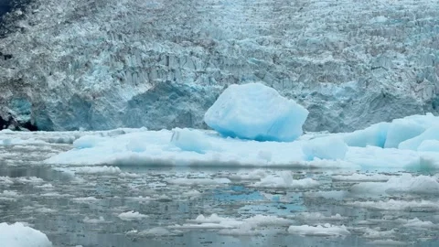 Exploring icebergs and water in a beautiful region with waves and clear skies Video stock 344741523