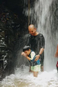 Exploring Indonesia's Refreshing Mini Waterfall (Curug Leuwi Hejo) Stock-Fotos