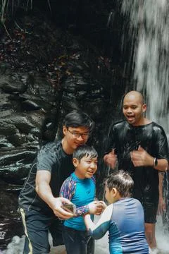 Exploring Indonesia's Refreshing Mini Waterfall (Curug Leuwi Hejo) Stock-Fotos