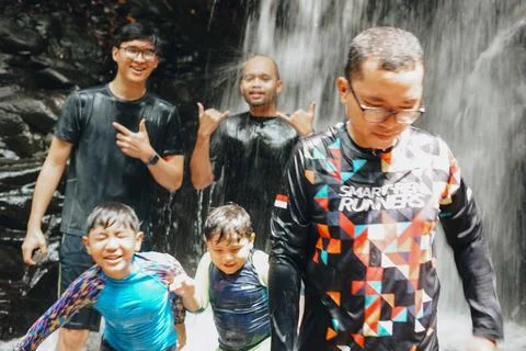 Exploring Indonesia's Refreshing Mini Waterfall (Curug Leuwi Hejo) Foto stock