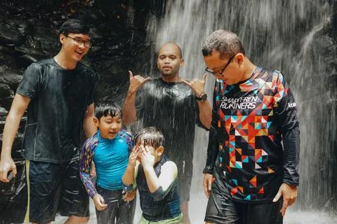 Exploring Indonesia's Refreshing Mini Waterfall (Curug Leuwi Hejo) Stock-Fotos
