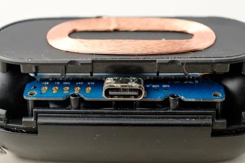 Exploring the inner workings of a wireless charging device in detail 库存照片