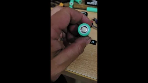 Exploring the inside of a battery pack and its components while fixing a device Video stock 336127566