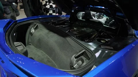 Exploring the Intricate and Complex Details Beneath the Hood of Blue Sports Car 库存影片 291622898